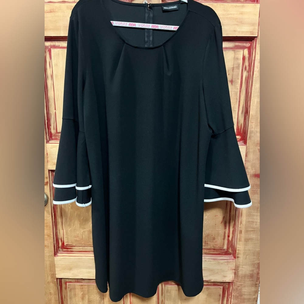 Size 2X Women’s Black Bell Sleeved Dress—EUC